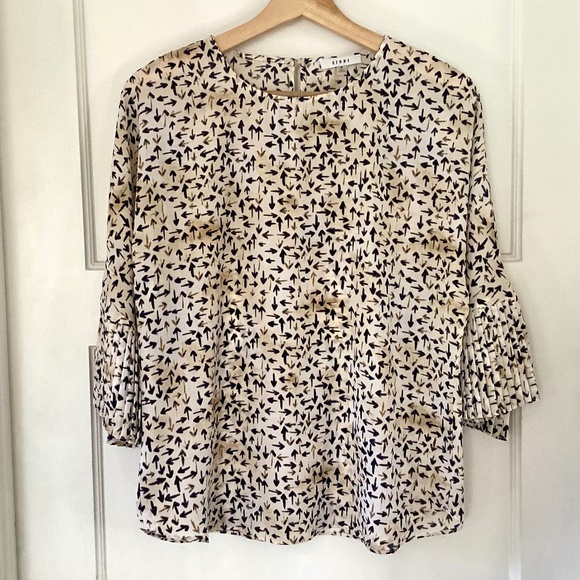 Sioni Tops - Sioni Von Maur Women’s Arrow Print 3/4 Pleated Bell Sleeve Blouse size S career